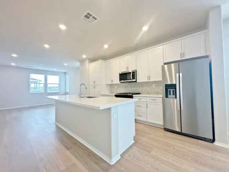 Rent Townhouse in Pomona with Modern Amenities and Spacious Layout