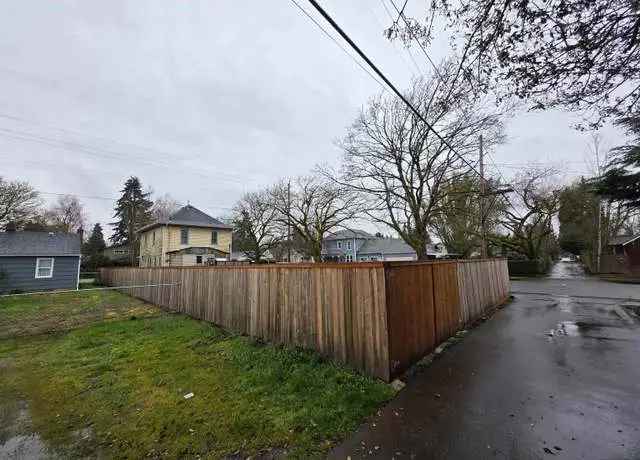 House For Sale in 1025, 17th Street Northeast, Salem, Oregon