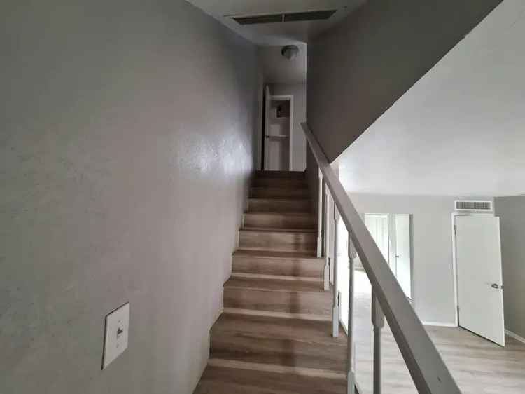 Rent 2 Bedroom Townhouse in Downtown Lakeland with Modern Features