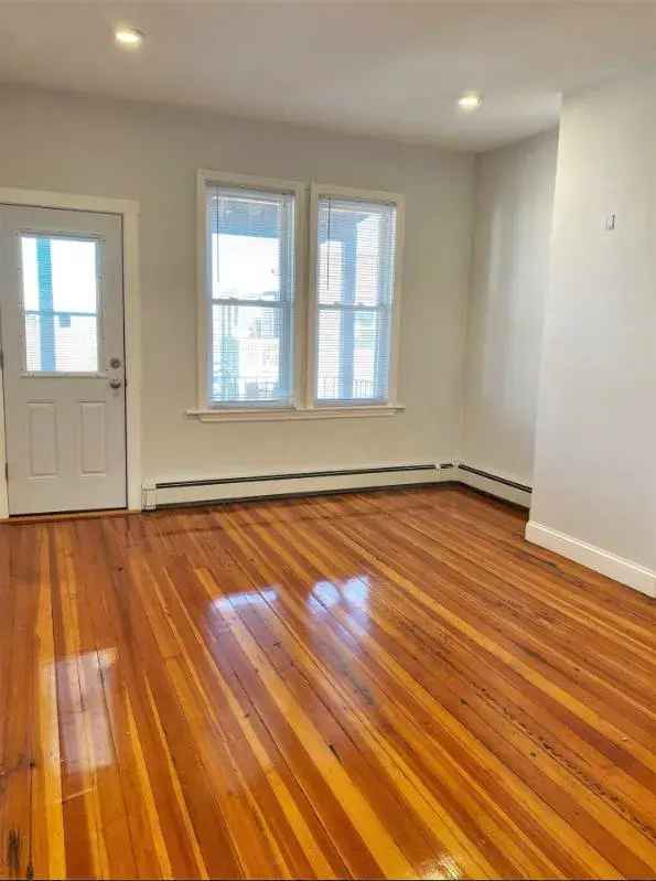 Rent 2 Bedroom Apartment in Jeffries Point with Spacious Living Room