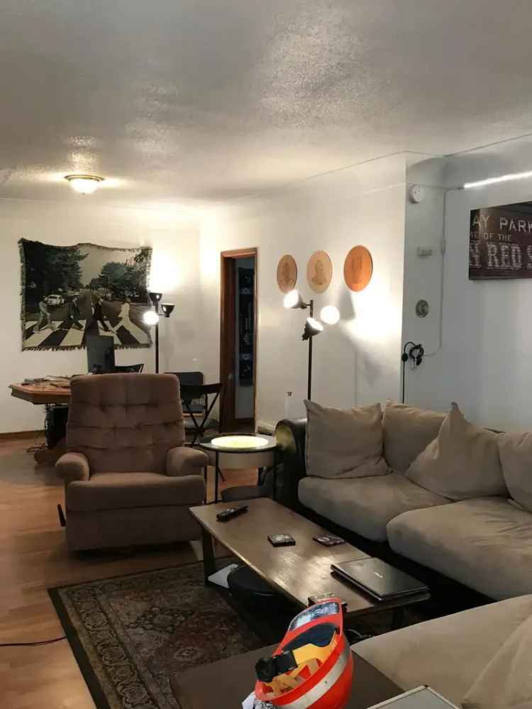 Rent Apartment Unit in Northeast Minneapolis with Three Bedrooms and Two Bathrooms