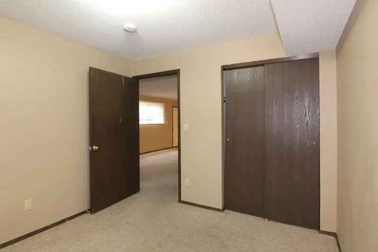 Rent 2 Bedroom Apartment in Iowa City with Off Street Parking and Laundry