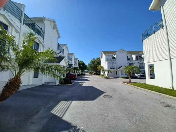 Rent Townhouse in Clearwater Beach with 3 Bedrooms and Resort Style Pool