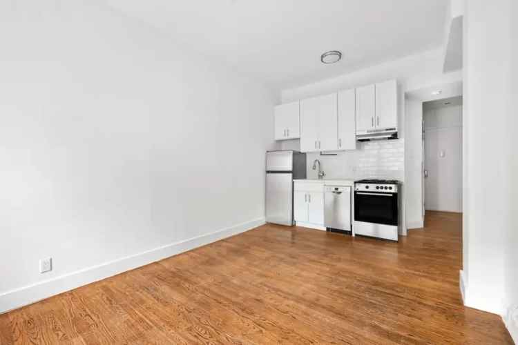 Rent Apartment Unit 310 W 22nd with Private Patio and Modern Upgrades