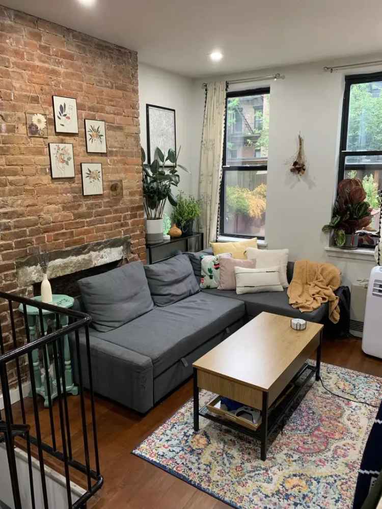 Rent Spacious East Village Apartment with Stainless Steel Appliances