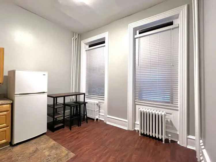 Rent Studio Apartment in Center City with Modern Features and Yard