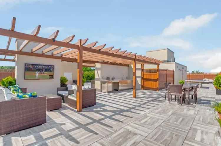 Rent Contemporary Apartments with Rooftop Lounge in Harrison