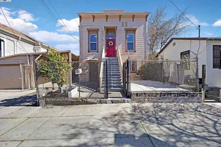 Duplex for sale in Oakland with community amenities and outdoor space