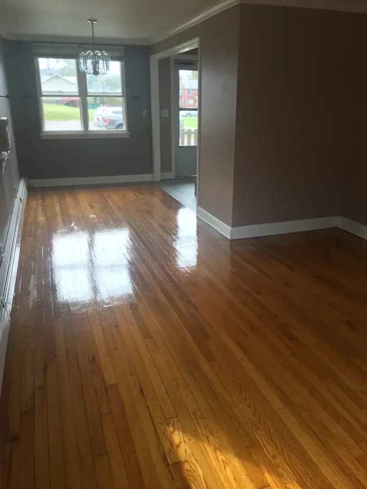 Rent Townhouse in Prime Location with 2 Beds and Complete Basement