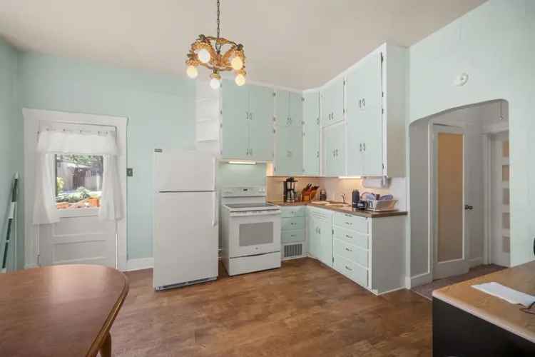 Rent Apartment Unit in Spokane with 1 Bedroom and Private Parking