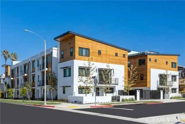 House For Sale in 1569, Hi Point Street, Los Angeles, California