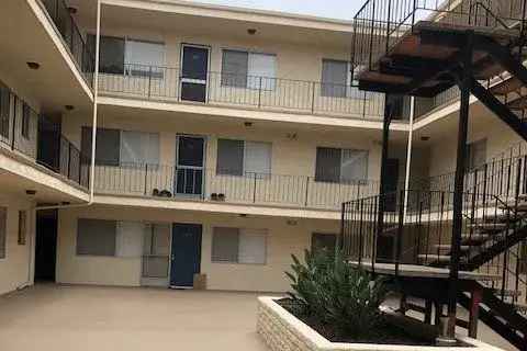 Rent Beach Apartments with Parking and Rooftop Patio in Belmont Heights