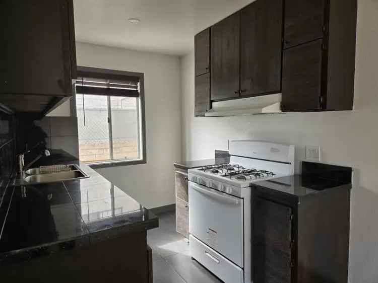 Rent Apartment Unit in Van Nuys with Spacious Layout and Great Amenities