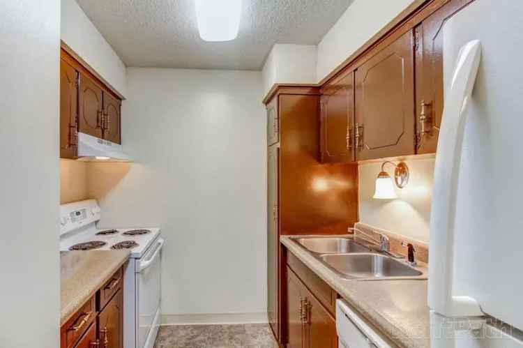 Rent Apartments in Northland with Walk In Closet and Pool