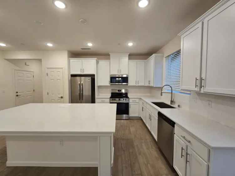 Rent Beautiful Single-Story Home in Fresno with Modern Features