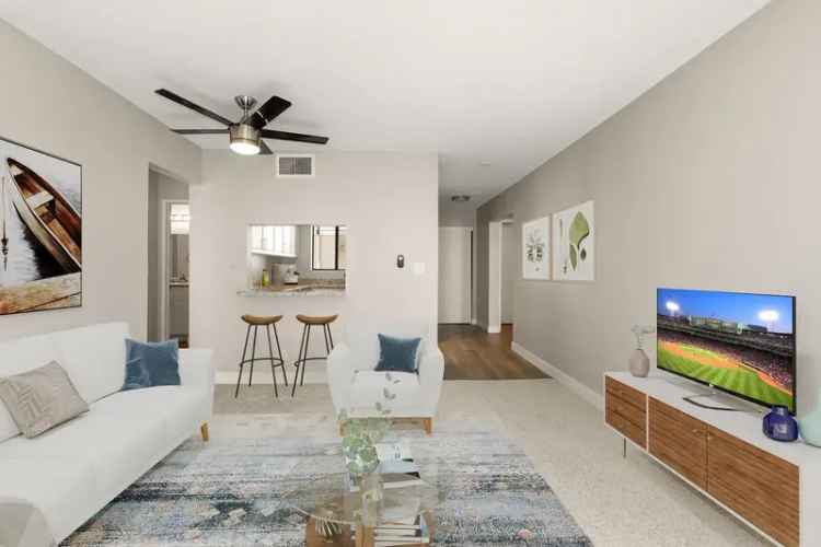 Rent Apartments in Canoga Park with Spacious Studio and 1 or 2 Bedroom Options