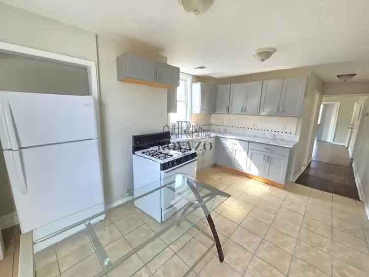 Rent Stylish Renovated Apartment Near Shopping and Transit