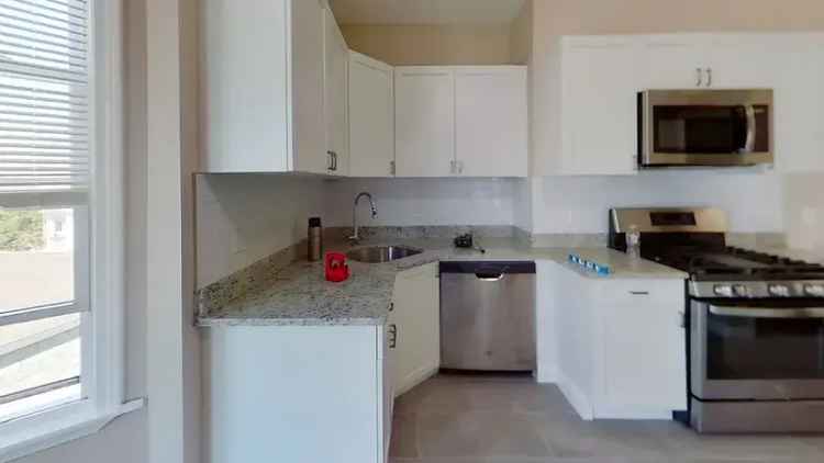 Rent 3 Bedroom Apartment Unit in Roxbury with Great Features