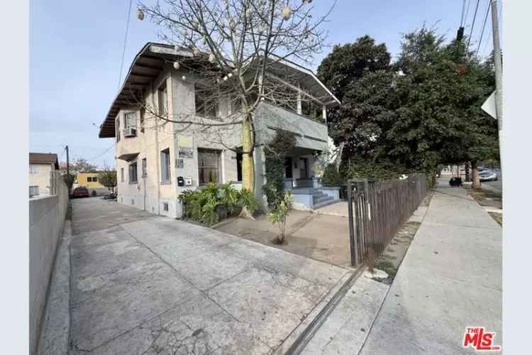 Invest in 6 Unit Apartment Building in Lincoln Heights with Parking