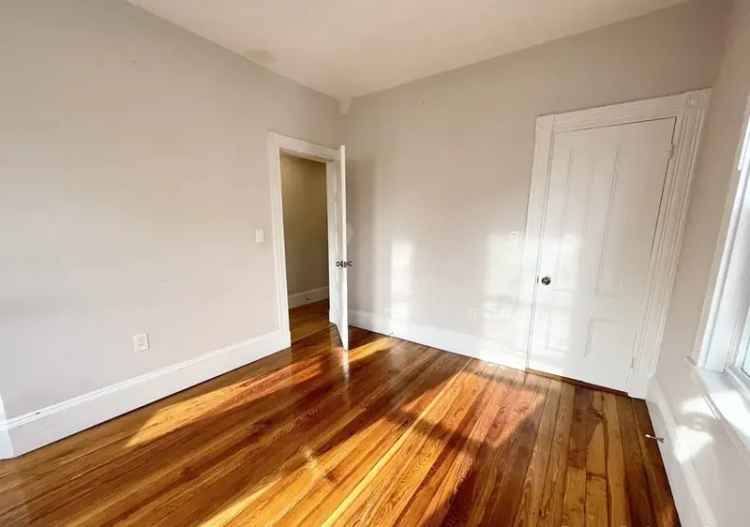 Rent 3 Bedroom Apartment Unit in Dorchester with Modern Features