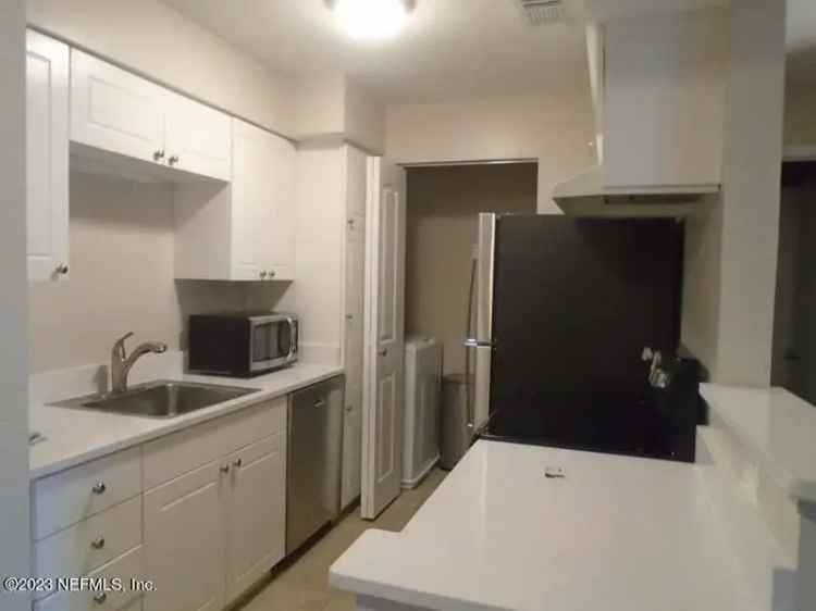 Rent Townhouse in Prime Location with 2 Bedrooms and Garage