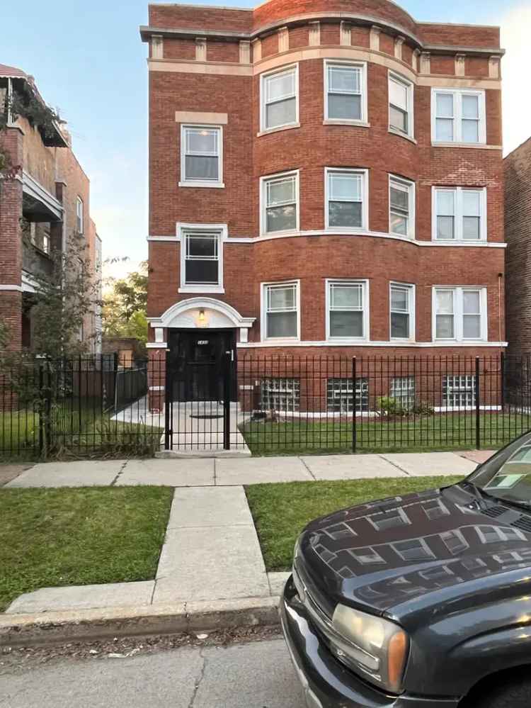 Rent Apartment Unit in Jackson Park Woodlawn Vintage Spacious with Modern Updates