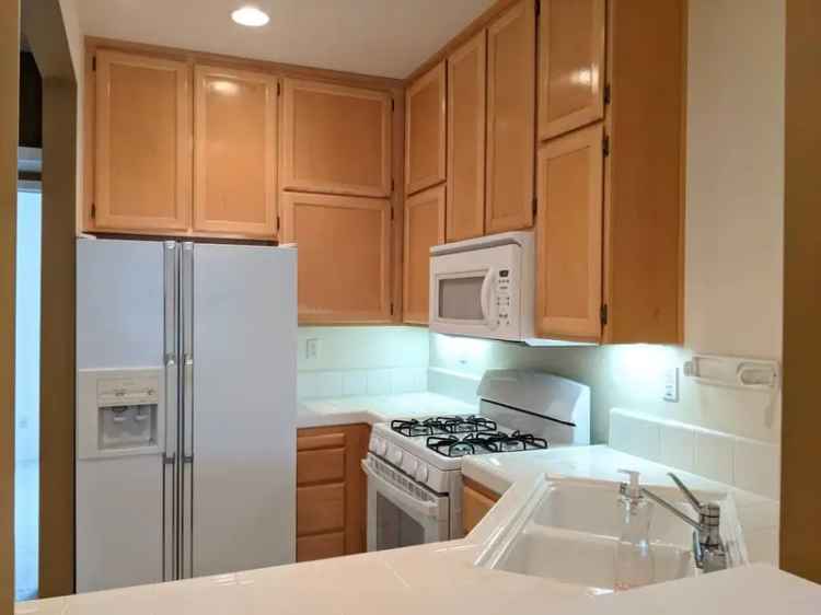 Townhouse for Rent in Hayward with 3 Bedrooms and Community Pool