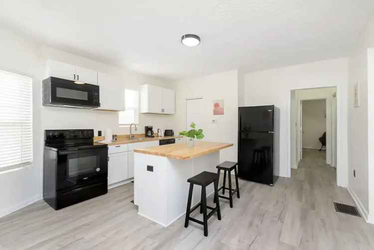 Rent Apartment Unit in Windsor Park with Furnished 2 Bedrooms 1.5 Bathrooms