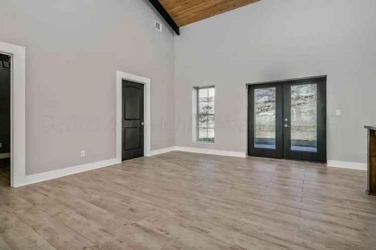 Rent Barndominium with Open Concept Design in Valle de Oro