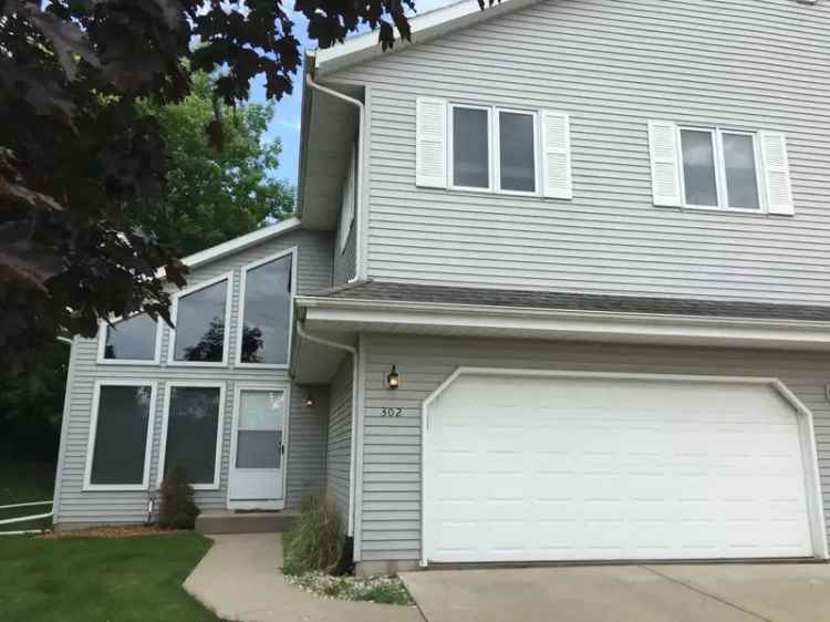 Rent Townhouse in Pewaukee with Huge Kitchen and Private Backyard