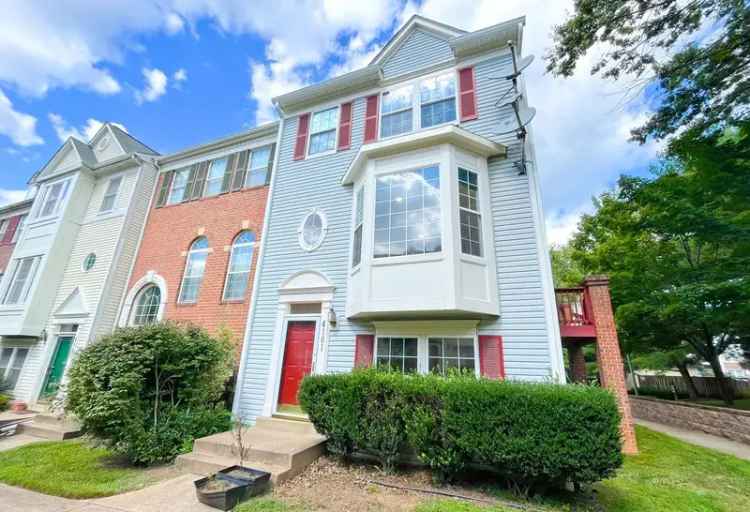 Rent Townhouse in Fairfax with 3 Bedrooms and Community Amenities