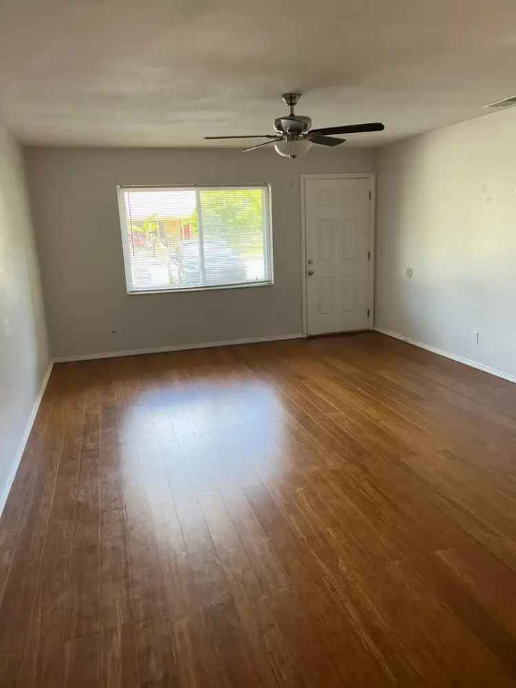 Duplex for Rent: 2 Bedroom 1 Bath Unit in a Nice Neighborhood