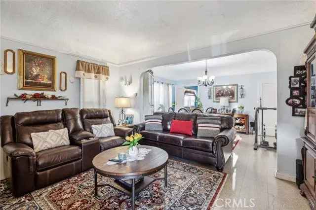 House For Sale in 1004, North Hicks Avenue, California