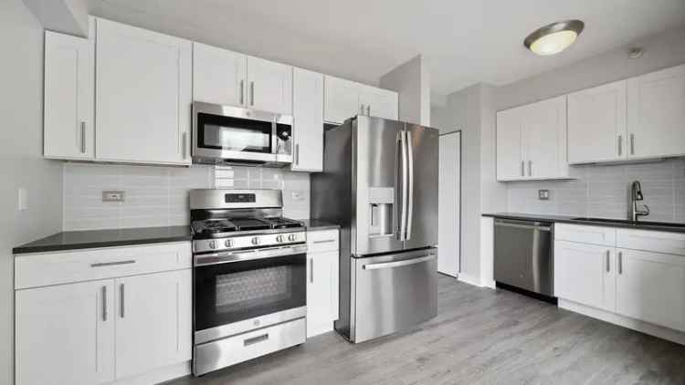 Rent Apartments in River North with Private Balconies and Amenities