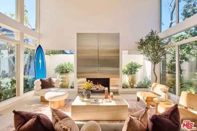 House For Sale in Malibu, California