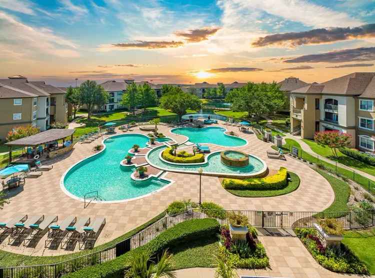 Rent Luxury Apartments in Roanoke with Garden Tubs and Resort Pool