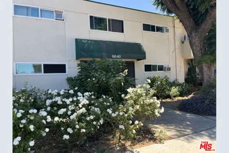 Apartment for rent in Van Nuys with private patios and pool