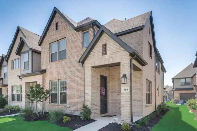 Buy East Facing Townhome near Dallas with Spacious Rooms and Garage