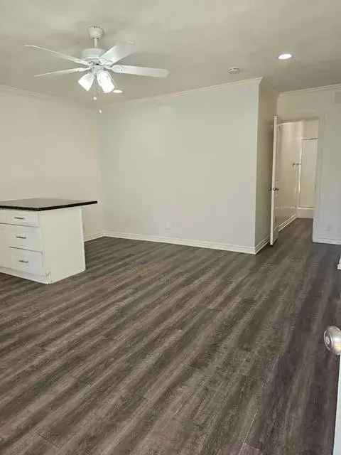 Rent One Bedroom Apartment in Gated Community Costa Mesa with Pool