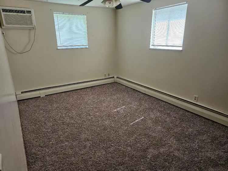 Apartment for Rent in Cincinnati with Balcony and Large Closets