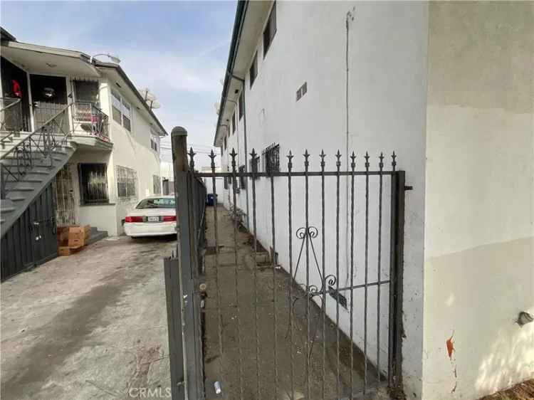 House For Sale in 7111, Cimarron Street, Los Angeles, California