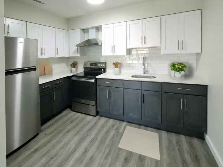 Rent Apartments at Edgewater Manor with Spacious Floor Plans and Amenities