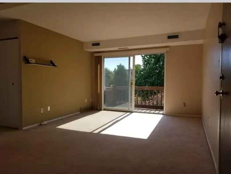 Rent Apartment Unit with Balcony and Balcony in Westlake, Ohio