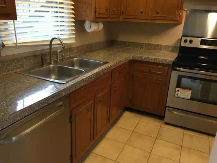 Rent Beautiful Ground Level Flat with 2 Bedrooms Near Bellevue Center