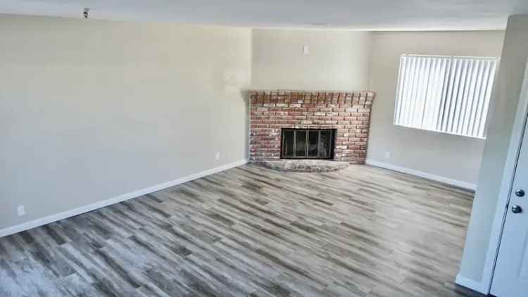 Rent 3 Bed 2.5 Bath Townhouse in Hawthorne with Modern Features