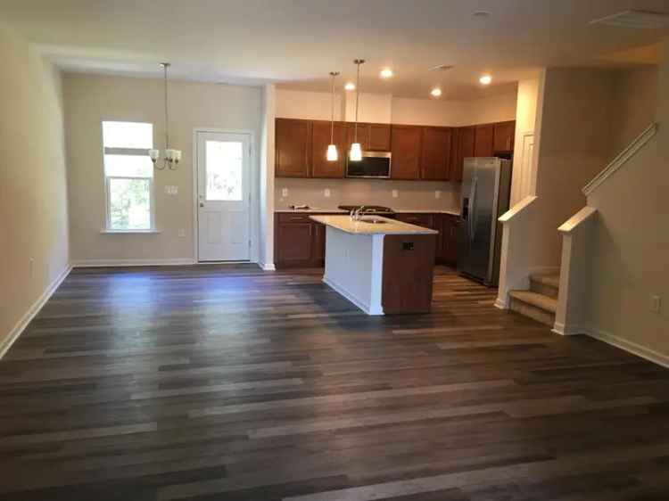 Rent Townhouse in Brand New End Unit with Open Plan Near RTP