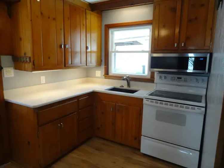 Rent Cottage on Pewaukee Lake with Updates and Lakefront Features