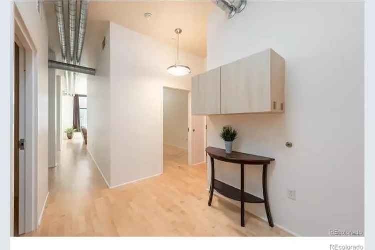 Rent Stylish Loft 2 Bedrooms 2 Bathrooms in Union Station North Neighborhood