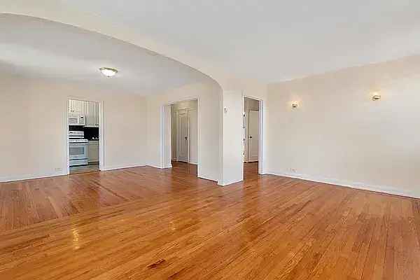 Rent Apartment Unit in Riverdale with Local Dining and Parks