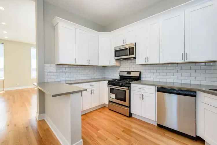 Rent Apartment in Bucktown with Top Floor Features and Natural Light